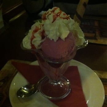 Pizzerie Capua - Vanilla and strawberry ice cream - Italian Near Me - Prague, Puerto Rico