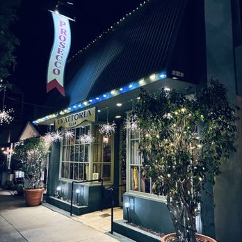 Prosecco Trattoria - Twinkle light, cozy Exterior - Italian Near Me - Toluca Lake, California