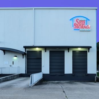 Elmwood Self Storage & Wine Cellar - Loading dock with 3 bay doors. 1 dock leveler, 1 ramp for easy loading and unloading. The dock can accommodate a 53 foot trailer truck. - Self Storage Near Me - Harahan, Louisiana Elmwood Self Storage & Wine Cellar - Loading dock with 3 bay doors. 1 dock leveler, 1 ramp for easy loading and unloading. The dock can accommodate a 53 foot trailer truck. - Self Storage Near Me - Harahan, Louisiana