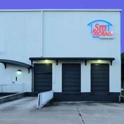 Elmwood Self Storage & Wine Cellar - Loading dock with 3 bay doors. 1 dock leveler, 1 ramp for easy loading and unloading. The dock can accommodate a 53 foot trailer truck.