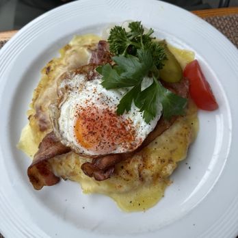 Restaurant Oberland - Rosti with Swiss cheese, egg and bacon - Fondue Near Me - Lauterbrunnen, BE