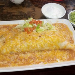 Carmmitaaf - Wasn't wild about the burrito (especially for the price) but that guacamole was so. freakin'. good.