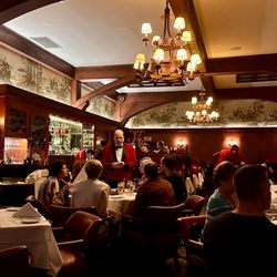 Musso & Frank Grill - Beautiful dining room with bar