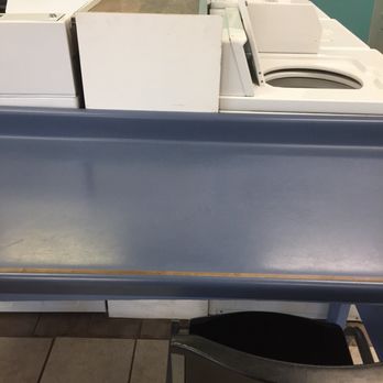 Duds 'n Suds - Lots of tables for folding - Laundromat Near Me - Overland Park, Kansas