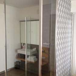Walsers Landhotel - Die Dusche und das Waschbecken sind sehr schön in dem Schlafzimmer integriert. Keine Sorge, die Toilette war abgetrennt.