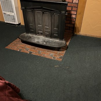 Bluebird Cottage Inn - Dirty torn carpet - Hotels Near Me - Idyllwild, California Bluebird Cottage Inn - Dirty torn carpet - Hotels Near Me - Idyllwild, California
