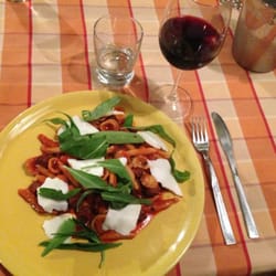 Pizzarieddhi (pasta fresca di farina di grano duro) con polpette, formaggio ricotta, sugo e rucola