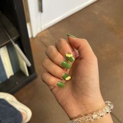 Le Nail Salon - Green sun flower nails