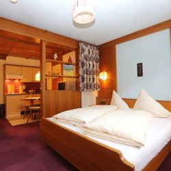 Landgasthaus Schuster - Wohn,- und Schlafbereich Appartement "Hahnenkamm" - E