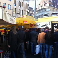 Eiche Metzgerei + Party-Service AG Uff Em Märt - Long line in front of Eiche's.