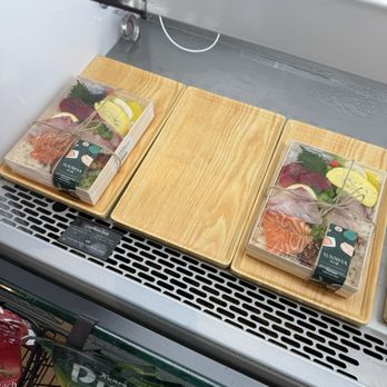 Yutori - Chirashi box - Japanese Near Me - Palo Alto, California