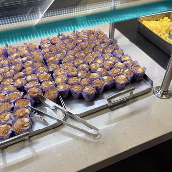 United Club - Concourse C Gate 10 - blueberry muffins - Airport Lounges Near Me - Chicago, Illinois United Club - Concourse C Gate 10 - blueberry muffins - Airport Lounges Near Me - Chicago, Illinois