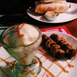 Saturday's The Original Hamburger - Em primeiro plano, o churros com doce de leite e sorvete de creme. Ao fundo, o hot dog.