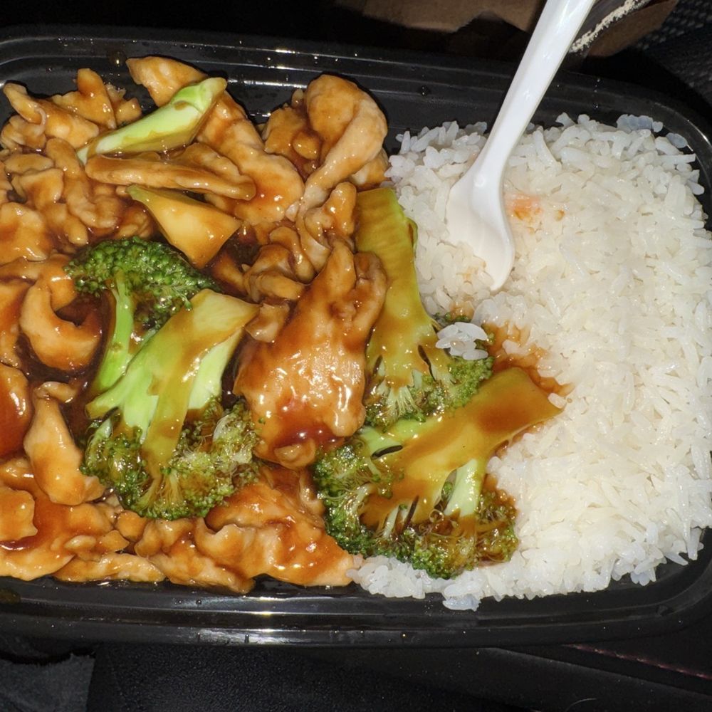 Great China - Chicken and broccoli with white rice and it comes with an egg roll . - Chinese Near Me - West Chester, Pennsylvania