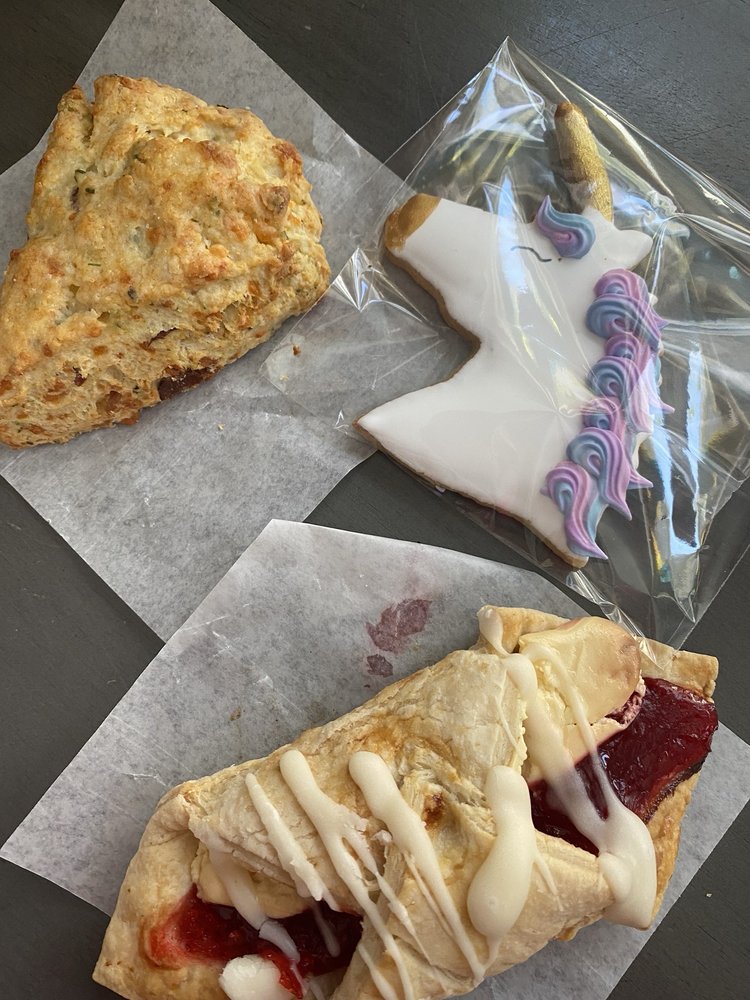 Lylli & Ivi Cakes & Sweet Treat Cafe Logo