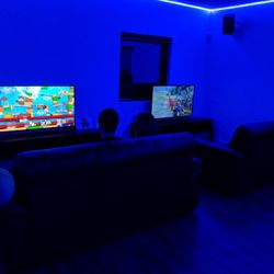 Smashboxx PC & HOBBY - Comfy couches and console area!