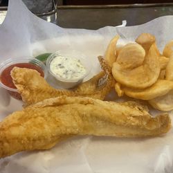 Drop Tine Winery and Tap House - Hand breaded fish and homemade tartar sauce and homemade spicy ketchup!