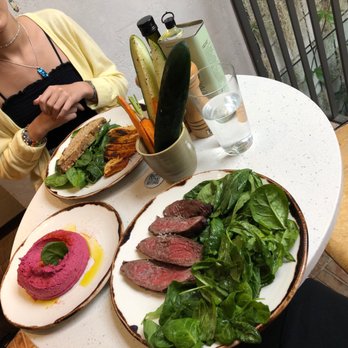 Honest Greens - Beet humus, pastured beef with salad and chicken with chipotle marinade with bread and salad. - Vegetarian Near Me - Barcelona, B Honest Greens - Beet humus, pastured beef with salad and chicken with chipotle marinade with bread and salad. - Vegetarian Near Me - Barcelona, B