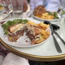 Le Bistrot de la Place - Burger Parisian, medium rare, cooked to perfection
