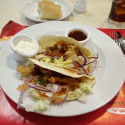 Tiras de pollo con barbacoa, envueltas en tortitas con lechuga, tomate y cebolla (Plato del menú diario)