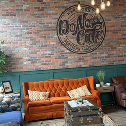 DoNo Cafe - Comfy couches and lighting