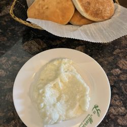 La Marsa - Farmington Hills Middlebelt - Garlic sauce with dinner rolls