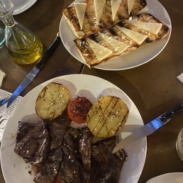 Skirt steak with papas and toast with manchego cheese and olive oil Skirt steak with papas and toast with manchego cheese and olive oil