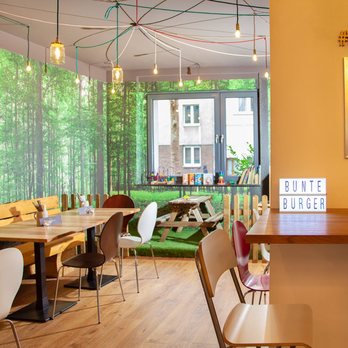 Bunte Burger - Oberer Teil des Restaurants mit Blick auf die Kinderspielecke - Vegan Near Me - Cologne, NW Bunte Burger - Oberer Teil des Restaurants mit Blick auf die Kinderspielecke - Vegan Near Me - Cologne, NW
