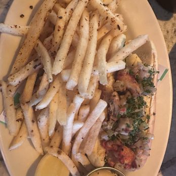 Queen's Raw Bar & Grill - Lobster roll with fries - Seafood Near Me - Los Angeles, California Queen's Raw Bar & Grill - Lobster roll with fries - Seafood Near Me - Los Angeles, California