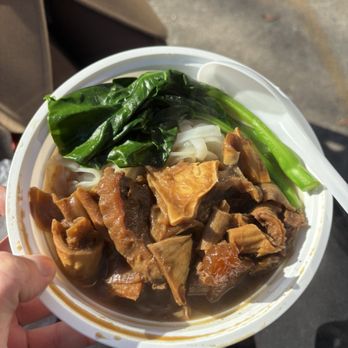 Maxi’s Noodle - Beef Stew 1 Topping Lo Mein - Cantonese Near Me - Flushing, New York Maxi’s Noodle - Beef Stew 1 Topping Lo Mein - Cantonese Near Me - Flushing, New York