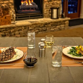 Fox Den - Enjoy dinner and drinks at our Pigeon Forge Restaurant. - Pizza Near Me - Pigeon Forge, Tennessee