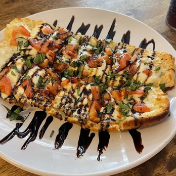 Giuseppe's Cafe - Cheesy Caprese 10 out of 10 - Pizza Near Me - Birmingham, Alabama