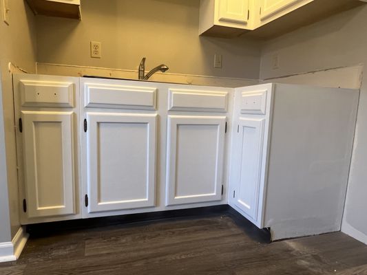 Cabinets Painting - This project was done in a basement, they remodeled the kitchen, bathroom, living room and bedroom. Of which the client wanted white and after the entire process she was totally satisfied!