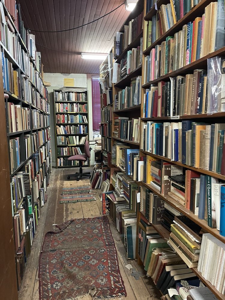 Riverow Bookshop Logo
