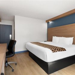 Travelodge By Wyndham Blairmore - Guest room