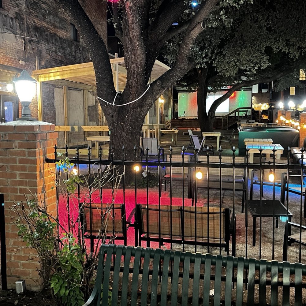 Austin's on the Avenue - a patio with tables and chairs - Dance Clubs Near Me - Waco, Texas