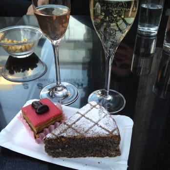 Reiss Bar - Sekt von der Bar und süßes von der Aida dazu -;))) mhhhh lecker - Wine Bars Near Me - Vienna, 9