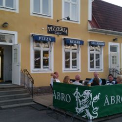 Pizzeria Capri - Oh yeah pizzza partys after whiskey tastings at a friends house perfect combo haha !!