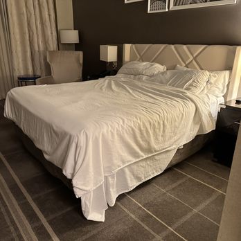 Hilton Richmond Downtown - This is how the cleaning service makes the bed. - Hotels Near Me - Richmond, Virginia Hilton Richmond Downtown - This is how the cleaning service makes the bed. - Hotels Near Me - Richmond, Virginia