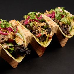 Pipa Lounge - Beef taco with guacamole and crispy vegetables