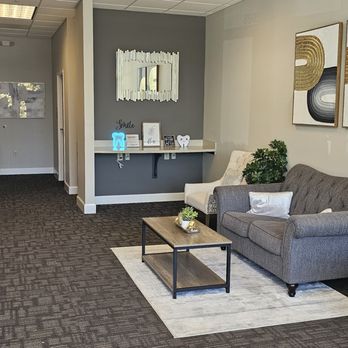 Davis Lake Dental - Waiting room with Coffee station, reading material and Water - Endodontists Near Me - Charlotte, North Carolina Davis Lake Dental - Waiting room with Coffee station, reading material and Water - Endodontists Near Me - Charlotte, North Carolina