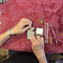 iPod iPhone iPad Repair Clinic - The man with the plan at work!