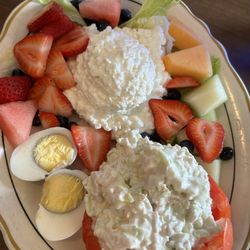 Tanas Family Restaurant - Stuffed tomato plate