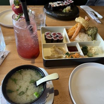 Sumo Asian Kitchen - Sumo lunch DIY and strawberry thyme drink - Asian Fusion Near Me - Davie, Florida Sumo Asian Kitchen - Sumo lunch DIY and strawberry thyme drink - Asian Fusion Near Me - Davie, Florida
