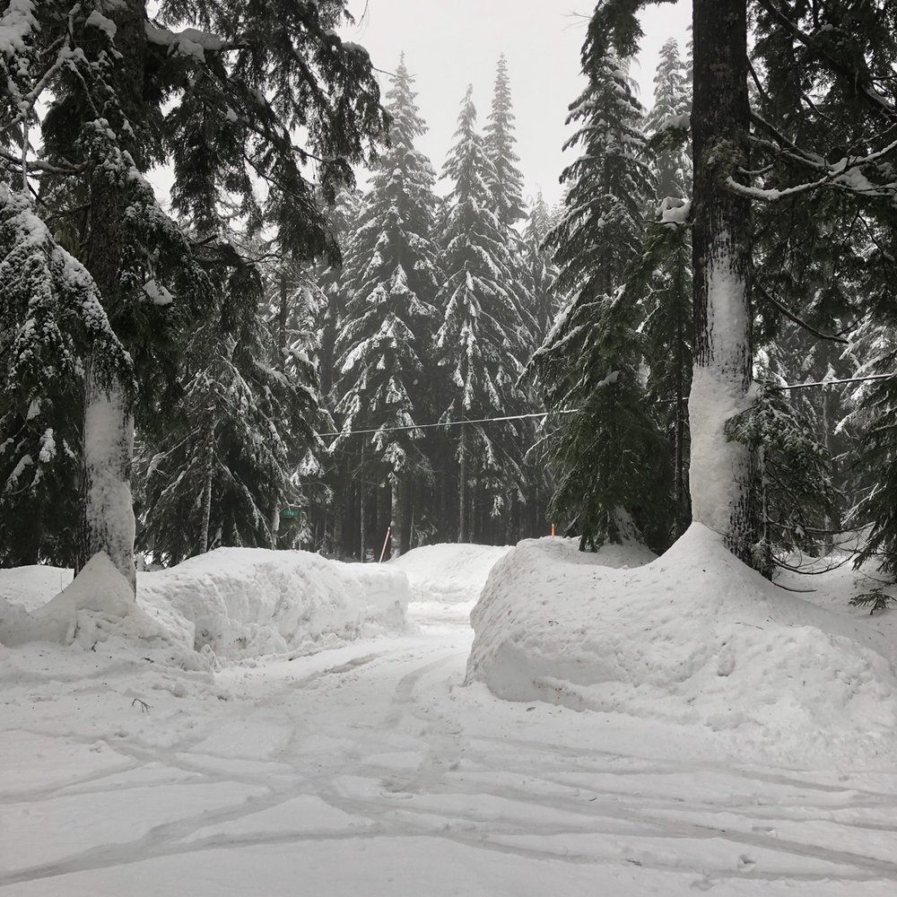 Snoqualmie Pass Inn - View from parking lot in front - Vacation Rentals Near Me - Snoqualmie Pass, Washington Snoqualmie Pass Inn - View from parking lot in front - Vacation Rentals Near Me - Snoqualmie Pass, Washington