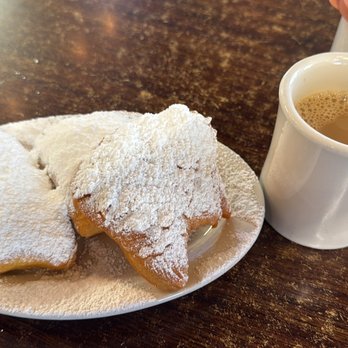 Coffee Call - Bignets x3 and cafe au lait - Cafes Near Me - Baton Rouge, Louisiana