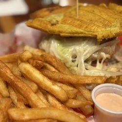 Willie's Pinchos in Orlando - Grilled Mahi Mahi Sandwich