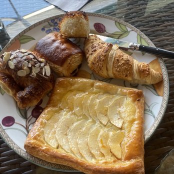 Bistro La Baguette - Apple tarts and croissants - French Near Me - Naples, Florida