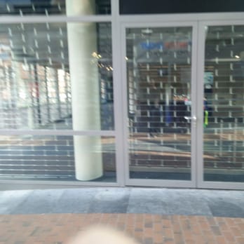 Winkelcentrum Carnisseveste - Een voorbeeld van leegstand in het winkelcentrum - Shopping Centers Near Me - Barendrecht, ZH