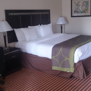 Oak Tree Inn - King bed. Room 201 - Hotels Near Me - Monrovia, California